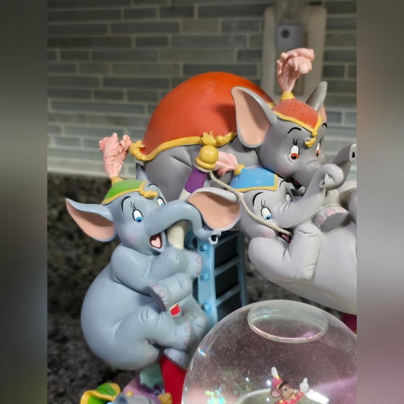 RARE HTF Disney Dumbo Elephant Circus Wind Up Musical Snow Globe - Picture 2 of 5